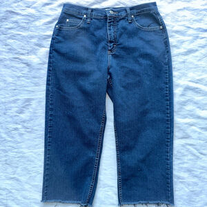 NWOT Women’s Size 8 x 32 Wrangler Raw Hem Cropped Denim Blue Jeans